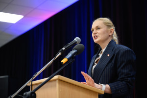 Minister edukacji Barbara Nowacka podczas spotkania z uczniami II Liceum Ogólnokształcącego w Lesznie (fot. PAP/Jakub Kaczmarczyk)