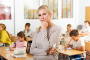 Wynagrodzenie za godziny ponadwymiarowe może istotnie wpłynąć na wysokość zarobków nauczyciela (fot. shutterstock/BearFotos)