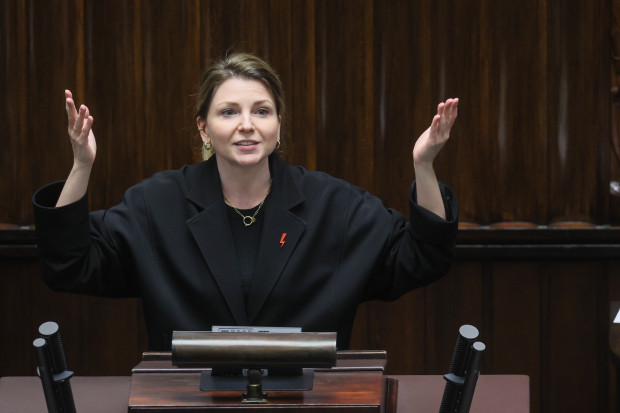 Posłanka KO Monika Rosa na sali plenarnej Sejmu (fot. PAP/Leszek Szymański)