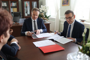 Podpisanie umów między Olsztynem i Gietrzwałdem a urzędem marszałkowskim. Fot. UMWWM