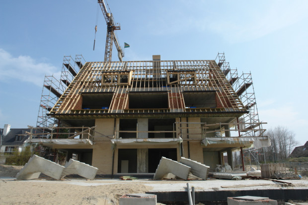 Ostatnie miesiące wskazują, że budowy domów powoli będą odbijać od dna (fot. shutterstock/Kris Vandereycken)