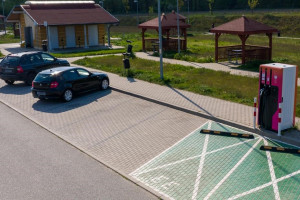Stacja ładowania samochodów elektrycznych (fot. GDDKiA)