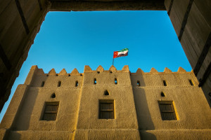 Fort Al A'ankah z flagą Zjednoczonych Emiratów Arabskich (fot. Marcky30/wikimedia, licencja CC BY-SA 4.0)