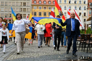 Izabela Bodnar i Jacek Sutryk zgodni, że Ukraińcom należy dalej pomagać. Na zdjęciu obchody Dnia Niepodległości Ukrainy we Wrocławiu (fot. UM Wrocław)