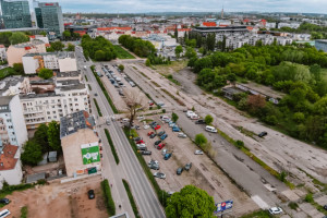 Betonowe parkingi w okolicach stadionu Szyca zamienia sie w park (fot. poznan.pl)