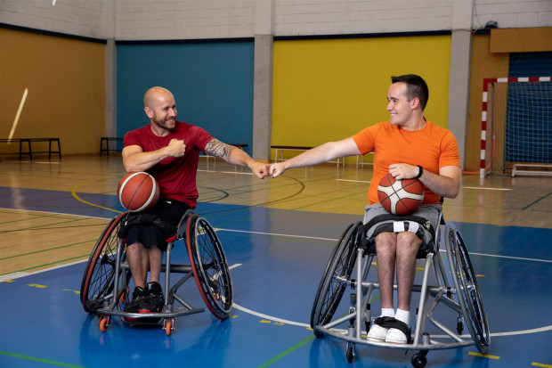 Ministerstwo przeznaczy 27 mln zł na zajęcia i obozy sportowe dla osób z niepełnosprawnościami (fot freepik)