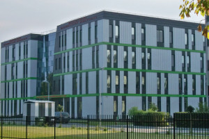 Jeden z budynków Warszawskiego Uniwersytetu Medycznego (fot. Panek/Wikipedia/CC BY-SA 3.0)