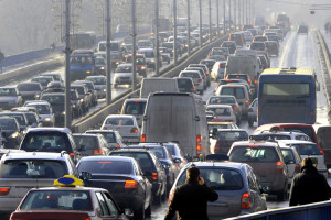 Zanieczyszczenia powietrza z transportu wyraźnie odbijają się na zdrowiu (fot. shutterstock/Nikola Fific)