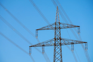 Nowe sieci przesyłowe pozwalają skutecznie ograniczać przerwy w dostawach prądu (fot. pixabay)