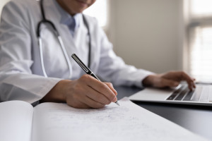 Szpitale i przychodnie powinny skuteczniej chronić dane pacjentów (fot. Shutterstock/Fizkes)
