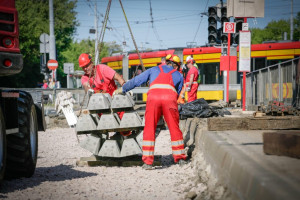 Tramwajarze będą pracowali na Rondzie Czterdziestolatka - utrudnienia w weekend (fot. tw.waw.pl)