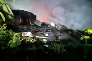 Strażacy dogaszają pożar hotelu w Łodynie (fot. https://www.facebook.com/kwpsprzeszow)