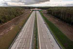 Fragment wyremontowanej trasy A18 w okolicy Golnic oddany do użytku w październiku 2023 r. (fot. PAP/Maciej Kulczyński)