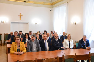 Radni odbierają zaświadczenia o wyborze do Rady Powiatu Kaliskiego VII kadencji, 26 kwietnia br. (fot. powiat.kalisz.pl)
