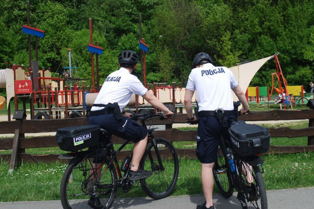 Policjanci na rowerach dbają o bezpieczeństwo mieszkańców Rzeszowa (fot. Komenda Miejska Policji w Rzeszowie)