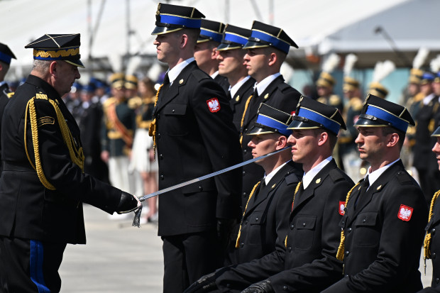 Promocja na pierwszy stopień oficerski Państwowej Straży Pożarnej podczas centralnych obchodów Dnia Strażaka (fot. PAP/Radek Pietruszka)
