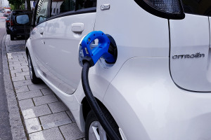 Auta elektryczne czekają u dilerów na nabywcę średnio 136 dni, niemal dwa razy dłużej niż przeciętny nowy samochód z napędem wyłącznie spalinowym (fot. pixabay)