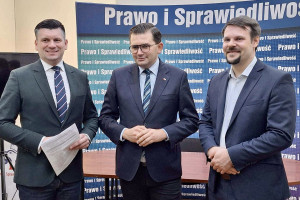 Łukasz Kmita (w środku) nie został wybrany marszałkiem województwa małopolskiego (fot. twitter.com/Michał Drewnicki)