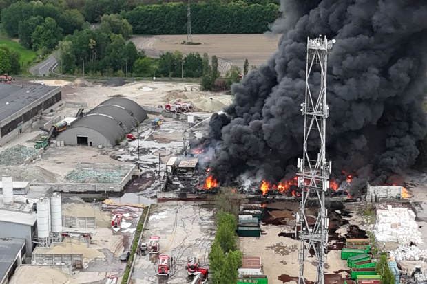 Pożar składowiska materiałów chemicznych w Siemianowicach Śląskich (fot. PTWP)
