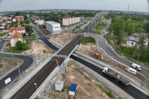 Nowy wiadukt kolejowy w Ełku zastąpił dotychczasowy przejazd w poziomie szyn (fot. plk-sa.pl)
