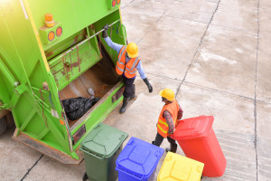 Gminy ustalają opłaty za śmieci w różny sposób, co wpływa na zróżnicowanie opłat (fot. Shutterstock/saravutpics)