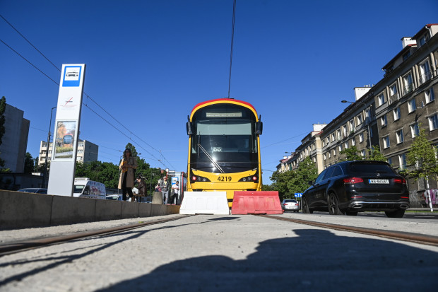 Otwarcie trasy tramwajowej na ul. Gagarina w Warszawie. Tramwaje pojadą nową trasą na Sielce. Będzie tamtędy kursowała linia 11, łącząc Sielce z Bemowem (fot. PAP/Piotr Nowak)