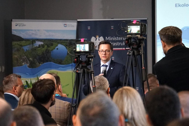 Wiceprezes Wód Polskich Mateusz Balcerowicz na konferencji Bezpieczna Wisła w Sandomierzu, 14 maja br. (fot. gov.pl)