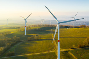Społeczny Fundusz Klimatyczny będzie finansował kolejne inwestycje w zieloną energię i wsparcie dla rodzin (fot. shutterstock/Vladimka production)