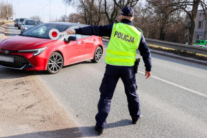17 maja w całej Polsce drogówka będzie częściej sprawdzać prędkość pojazdów (fot. PAP/Marian Zubrzycki)