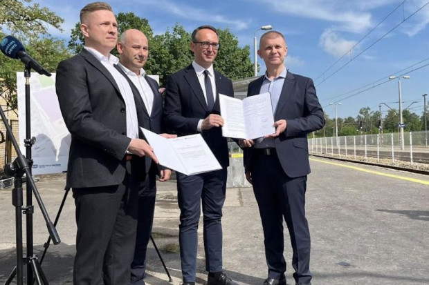 Minister infrastruktury Dariusz Klimczak (drugi z prawej) zapowiedział budowę nowego parkingu w Tomaszowie Mazowieckim (fot. tomaszow-maz.pl)