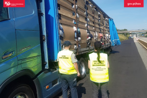 Do zatrzymania transportu nielegalnych odpadów doszło na Autostradzie A4 (fot. KAS Wrocław)