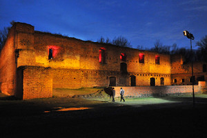 Ruiny XV-wiecznego Zamku Dybowskiego są zaśmiecane i dewastowane od lat (fot.torun.pl)