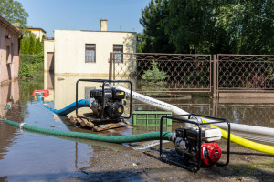 W poniedziałek w Gnieźnie w godzinę spadło od 60 do 80 litrów deszczu na mkw (fot. PAP/Paweł Jaskółka)
