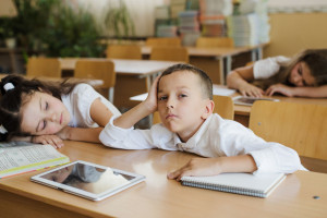 U najmłodszych w klasie dzieci zbyt często diagnozuje się ADHD (fot. freepik)