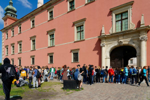 Bez wsparcia finansowego rządu konieczność płacenia nauczycielom za nadgodziny wyruguje wycieczki z praktyki szkolnej (fot. shutterstock/Margy Crane)