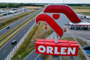 Przy cenie 55 euro za tonę CO2 opłata, jaką przeciętnie będziemy musieli zapłacić po wejściu w życie systemu ETS2, może wynieść około 30 zł. przy jednym zatankowaniu (fot. shutterstock/ DronVideo)