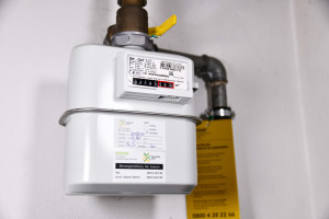 Bezzwrotny dodatek do prądu w postaci ryczałtu energetycznego przysługuje niektórym emerytom i rencistom (fot. shutterstock/nitpicker)