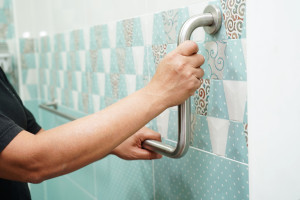 Dank einer Förderung durch PFRON kann das Badezimmer behindertengerecht umgebaut werden (Foto: shutterstock/sweet_tomato)
