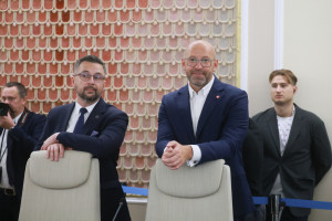 El Ministerio de Ciencia, dirigido por Marcin Kulasek (izquierda), ha preparado un proyecto de modificación de la Ley de Educación Superior y Ciencia (foto: PAP/Leszek Szymański)