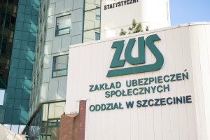 I guadagni fino a 6.124,10 PLN lordi al mese (il 70% dello stipendio mensile medio) non comportano una riduzione della pensione o della pensione di invalidità.