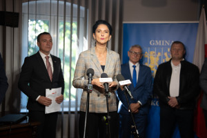La voivoda de Baja Silesia, Anna Żabska, informó sobre las actividades de reconstrucción tras las inundaciones del año pasado.